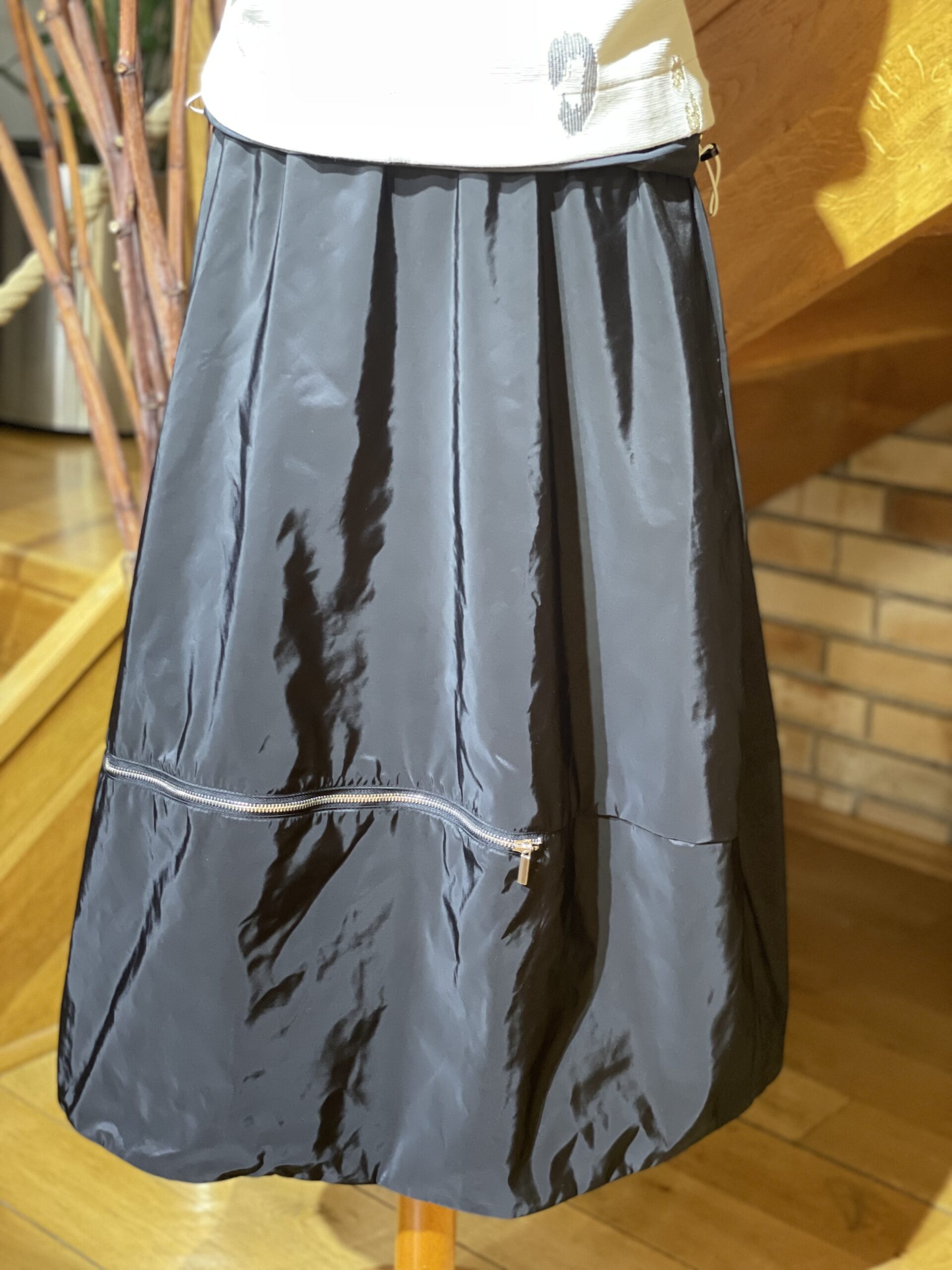 Tmavě modrá sukně dlouhá